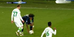 足球场上的假摔搞笑瞬间郜林,足坛十大假摔搞笑视频