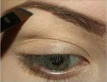 大眼睛女生怎么化妆最合适,大眼睛怎么画眼妆干净