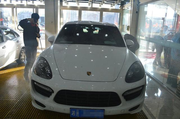 卡宴车窗玻璃划痕是怎么造成的,卡宴剐蹭了会不会有警告