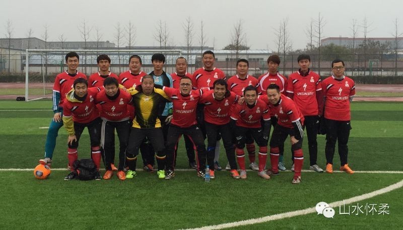 所有人别再拘于眼前的苟且,怀柔首届业余⚽联赛即将开赛,我们在寻找爱⚽的你,还不赶紧跳到球场来?