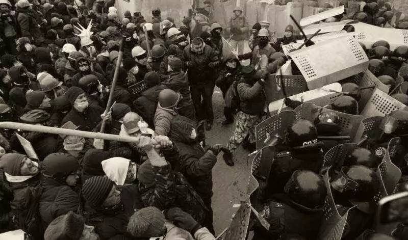 看他们正在踢足球是什么时态,当我们看足球时我们在看什么