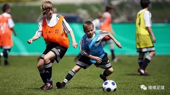 怎么抢球能又快又稳足球,足球抢球简单教程