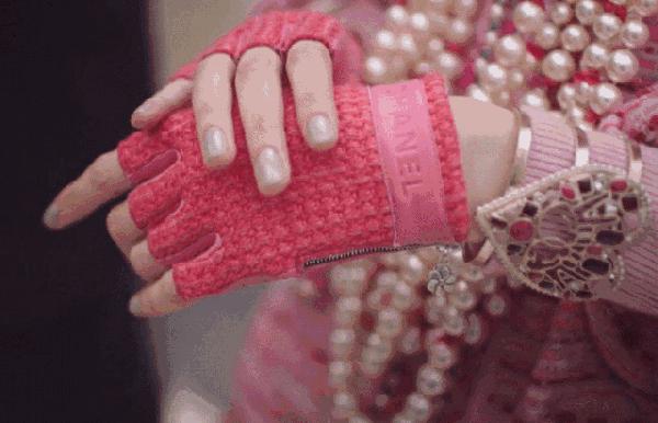 宁可捂出汗，王菲也要带着它！果然，能流行近百年真不是吹的！