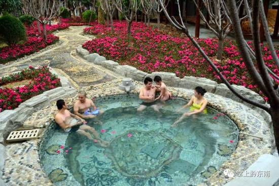 冬日里的温泉最暖心,冷天最适合泡温泉有益身体健康