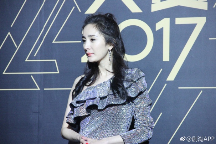 杨幂穿亮片花裙走红毯,杨幂星光大赏金色裙子