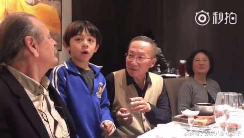 厉害了!7岁诺一给姥爷和爷爷做同声传译,网友:刘烨你学着点