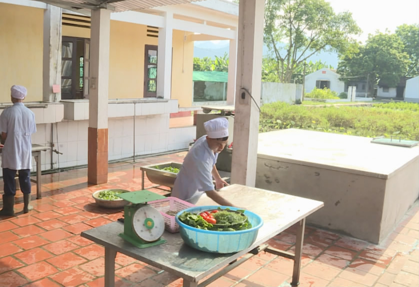 吃咋样？丰盛，健康，营养。舌尖上的保障，越南*队军**做得到，为啥