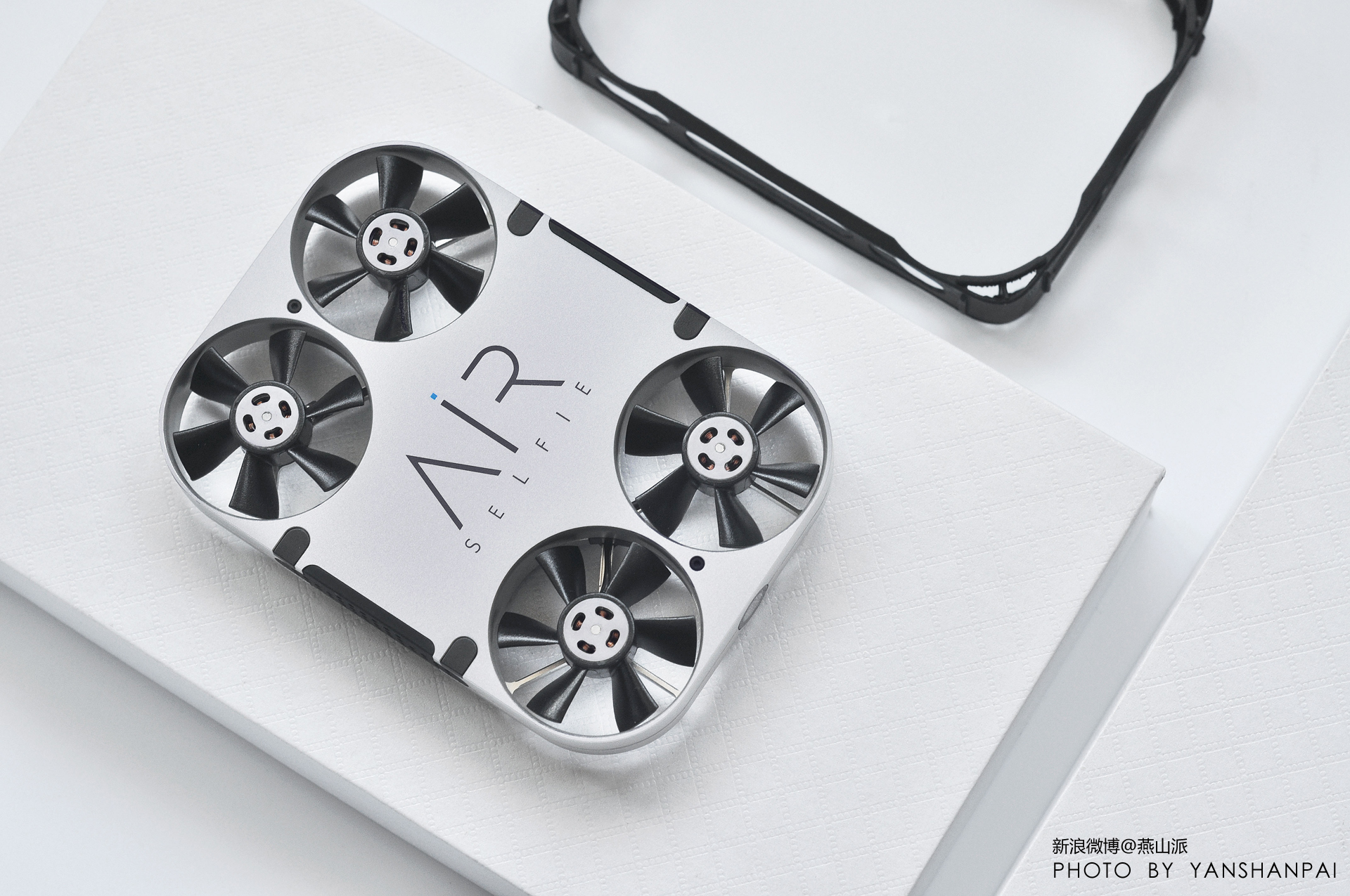 可以放在兜里的大型无人机,藏在手机里的无人机