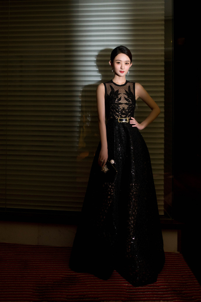 赵丽颖注重保暖,赵丽颖大热天拍戏穿羽绒服