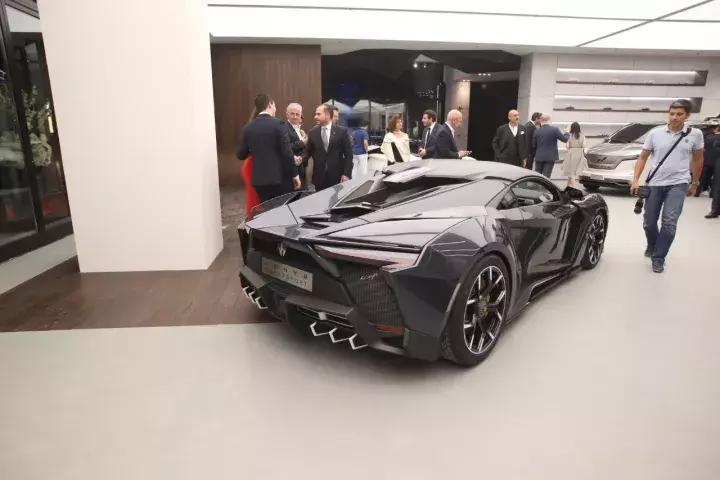 在迪拜繁华的CityWalk街区展厅，我看到了一辆中国品牌的电动车