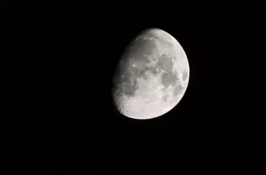 在迪拜繁华的CityWalk街区展厅，我看到了一辆中国品牌的电动车