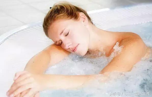 翡翠洗澡可以戴吗,翡翠怕水吗可以戴着洗澡吗