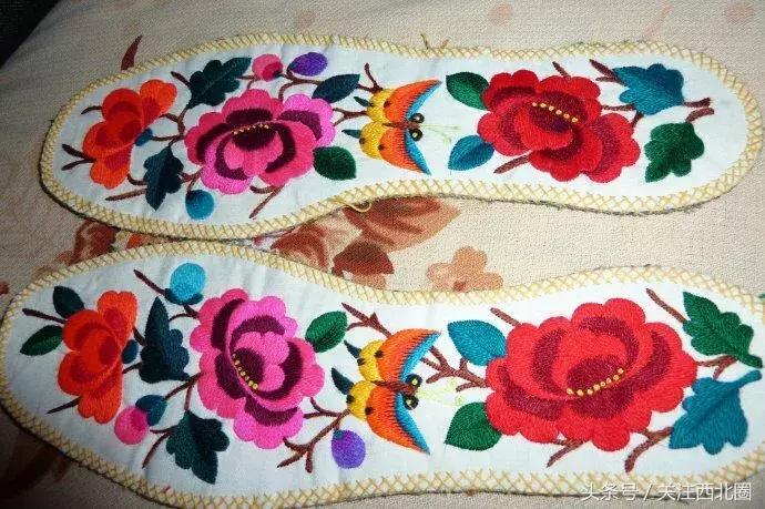 农村女人手工绣花鞋垫,农村妇女做鞋垫图片
