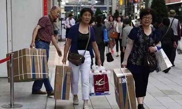 实拍中国人去日本“血拼”画面