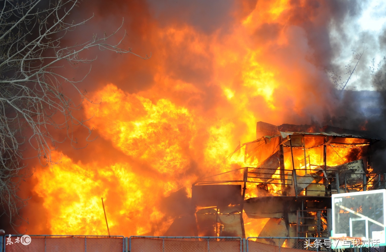 电视机着火冒烟应怎么办,电视机着火正确的灭火方法是