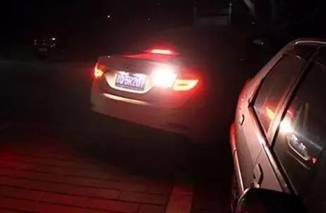 夜晚倒车的正确方法,老司机教你几招倒车方法