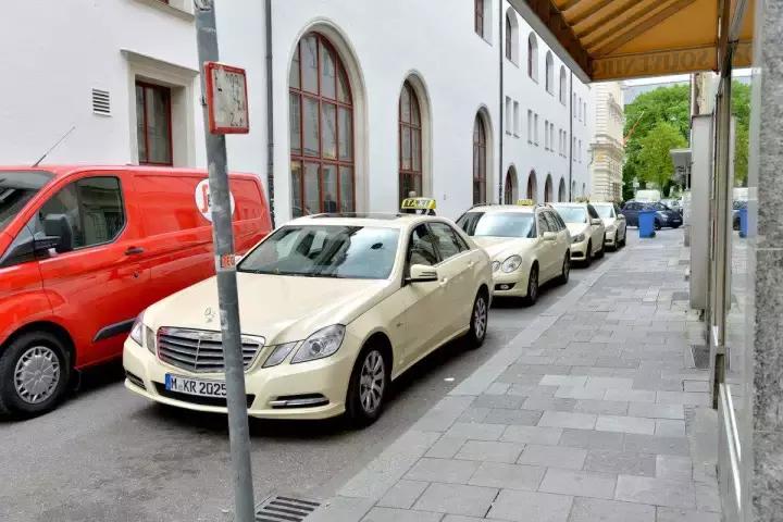 国外奔驰出租车和国内一样吗,哪个国家出租车都是奔驰宝马