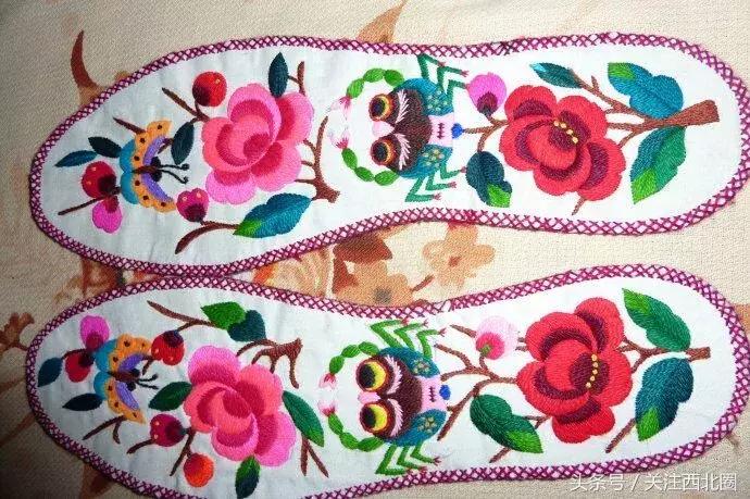 农村女人手工绣花鞋垫,农村妇女做鞋垫图片