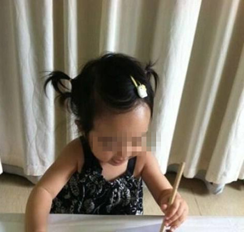 22岁女儿对妈妈发脾气动手,两岁多宝宝老摩擦下身是怎么回事