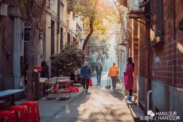 这家汉口深巷咖啡馆里的抄手摊，文青云集，肠粉只卖7元