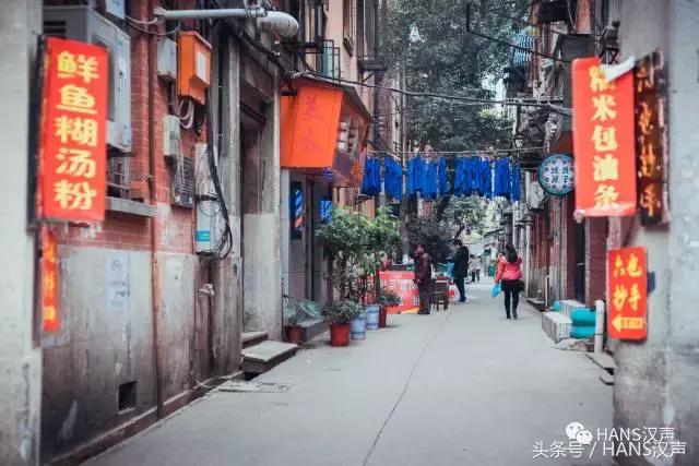 这家汉口深巷咖啡馆里的抄手摊，文青云集，肠粉只卖7元