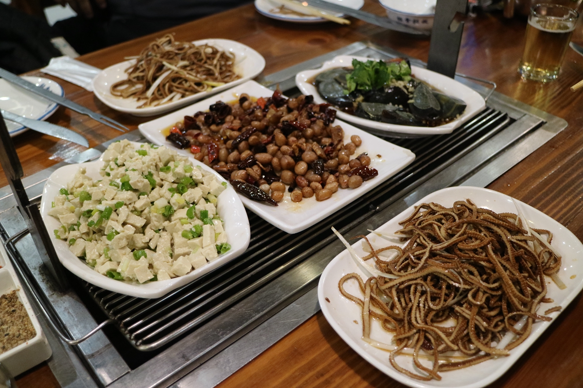 盘点雪天路滑摔倒爆笑场面,自驾游雪地上遇到突发事件