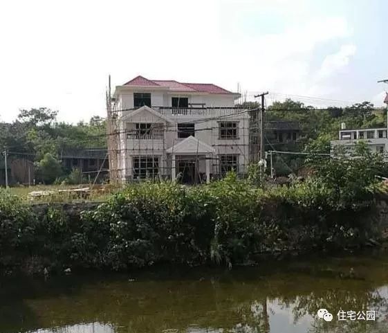 为父母在老家盖房花45万,为父亲放弃80万年薪回农村