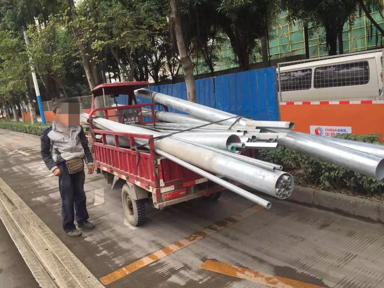 这些马路上的定时*弹炸**，99%的过路司机都怕它，在路上离它越远越好！