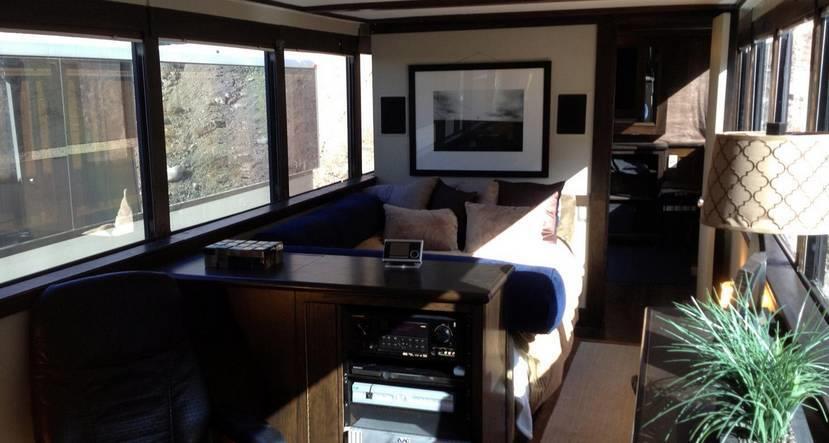 塞满豪华装备的移动“希尔顿”一万块买个树洞你钻吗?