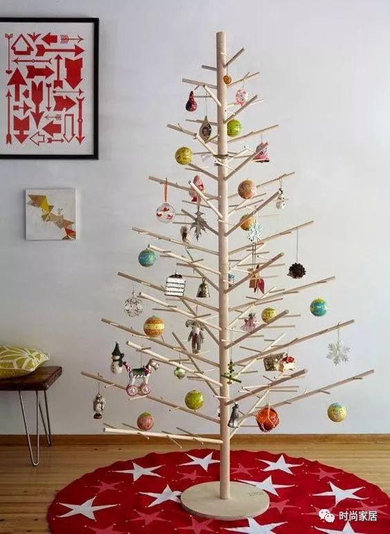 不一样的圣诞树装饰,一棵枯树怎么装饰成圣诞树