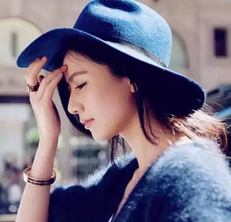 冬季戴帽子发型扎法,戴帽子发型这样搞温暖又好看