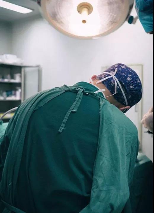 无影灯下坚守的医生,无影灯下的白衣天使