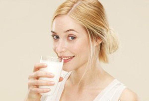 睡前喝牛奶影响长高吗,睡前喝牛奶会减肥还是发胖