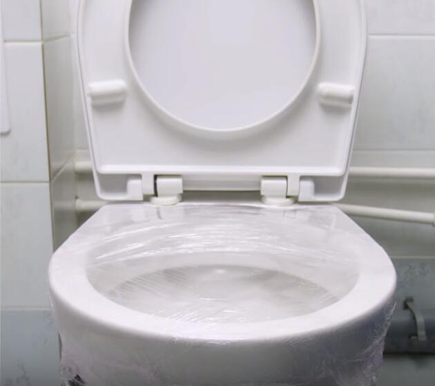 马桶堵了用保鲜膜快速疏通,马桶堵了怎么用保鲜膜才能通呢