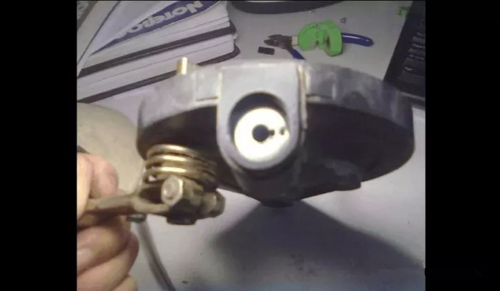 电动车后轮锁拆卸教程,绿源电动车刹车锁怎么解