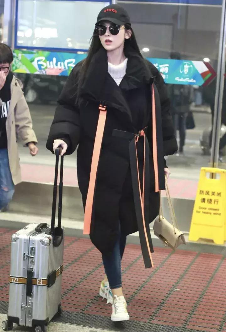 林允穿3万块的羽绒服机场凹造型,网友吐槽:这是穿了件被子吧?