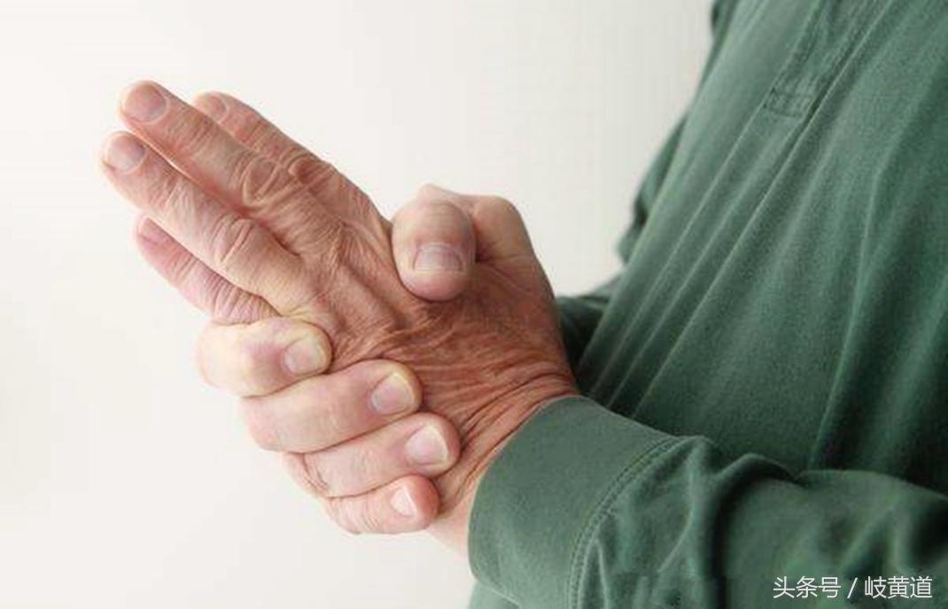 男子的左手手指发麻是怎么回事,男子右手无名指发麻是怎么回事