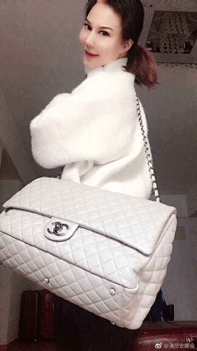 侯耀华送年轻女徒弟的名牌包,侯耀华送女徒弟奢侈品包包