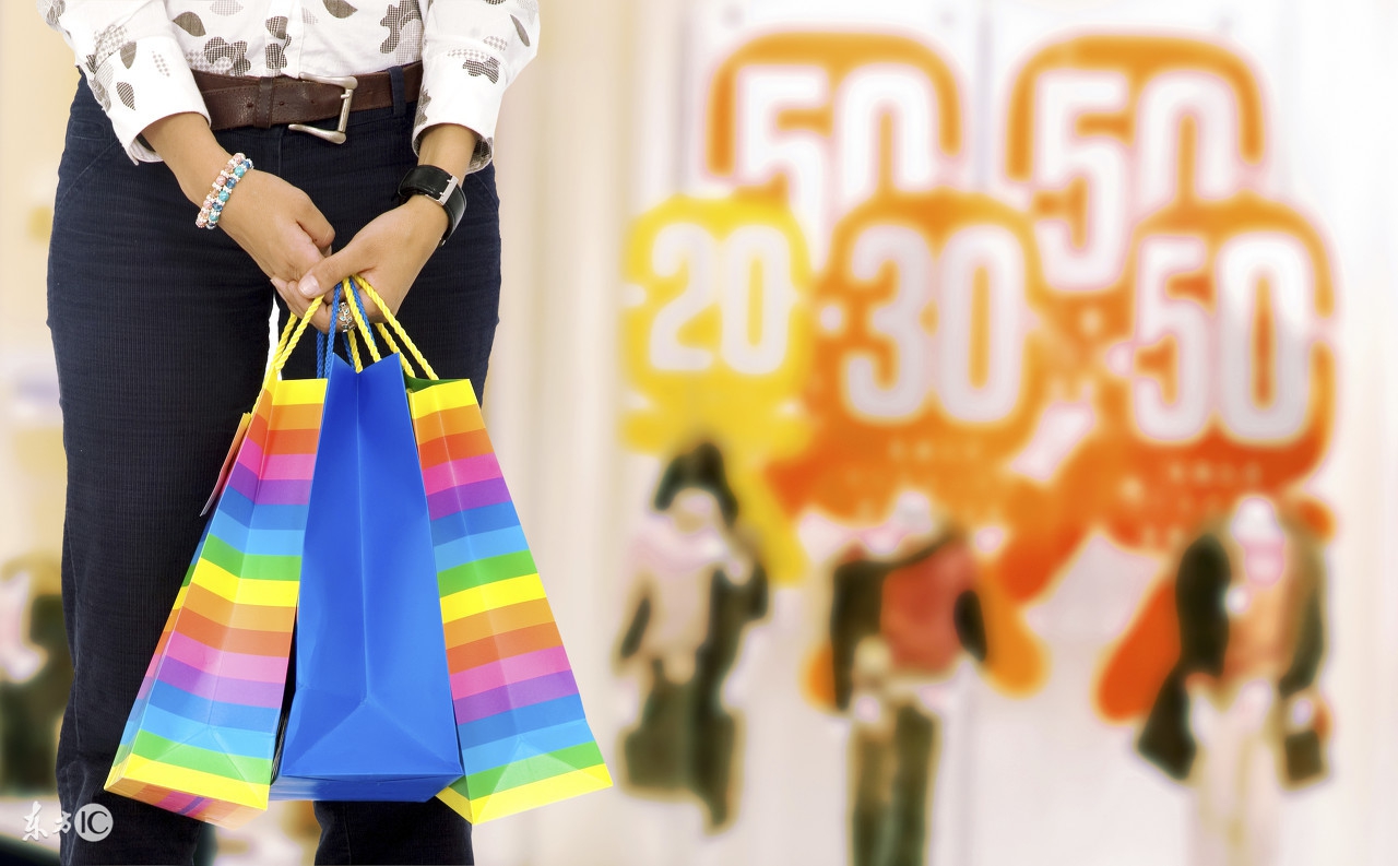 鞋店低价处理,顾客说鞋店质量差