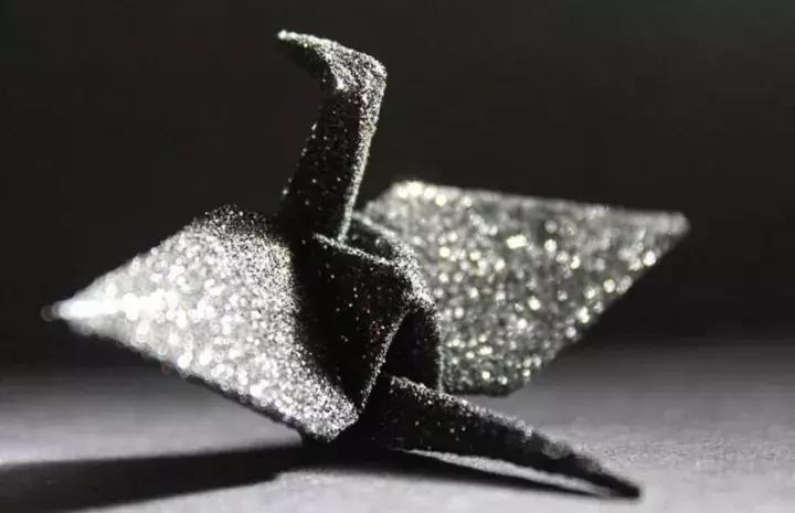 他用3个月时间，折叠了1000只千纸鹤，送给了他最亲爱的姑娘