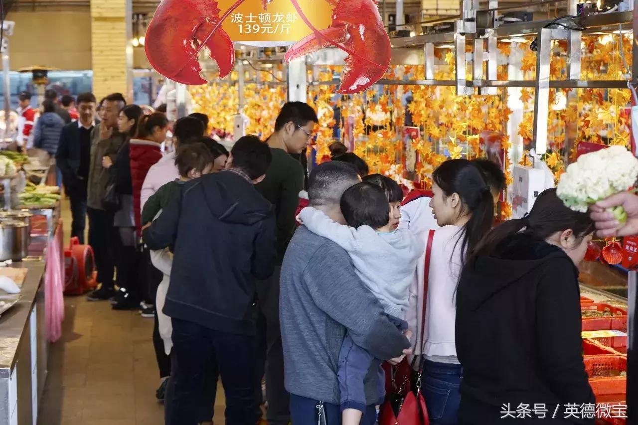 椰林6号海鲜码头，卖龙虾，这个价格很新鲜！