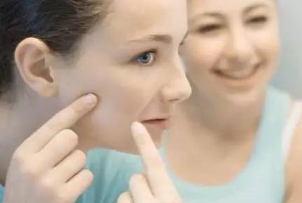 脂溢性皮炎皮肤红彤彤的怎么治,脂溢性皮炎又红又痒