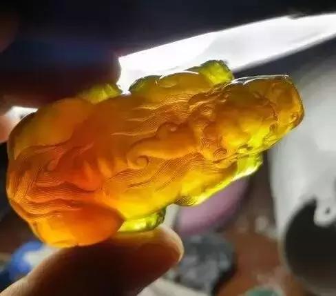 我的琥珀摔断了，雕刻师把残品变成完品，赞一个