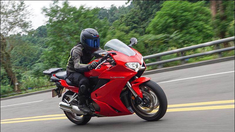 本田v4发动机视频,摩托车v4和直四引擎的区别