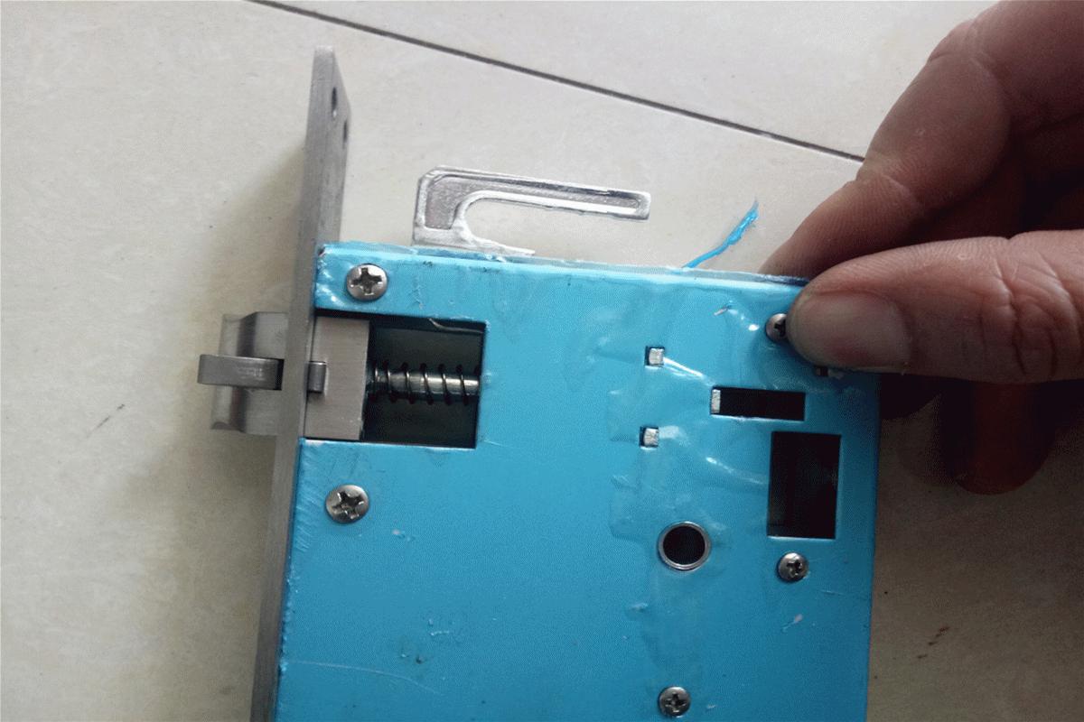 智能门锁容易被小偷无痕打开吗,智能门锁拆解图解