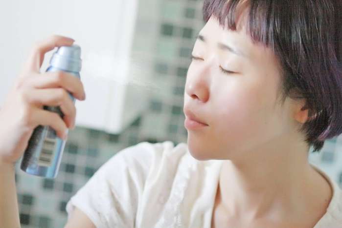 敏感肌脸泛红起干皮怎么修复,皮肤干燥暗沉且敏感用什么护肤品