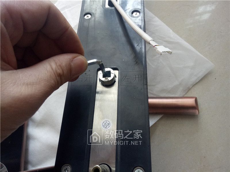 智能门锁容易被小偷无痕打开吗,智能门锁拆解图解