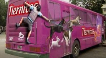 关于公交车上演绎的创意广告,公交车身广告方案怎么做