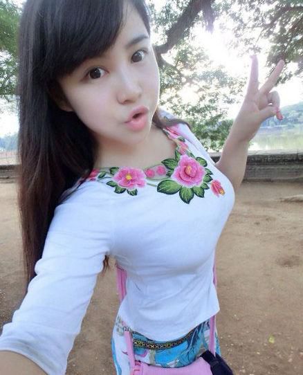 男足队长搭讪美艳少女遭拒绝，恼羞成怒之下差点动手