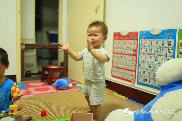 宝宝学走路用学步带还是学步车,宝宝学走路时用学步车还是学步带